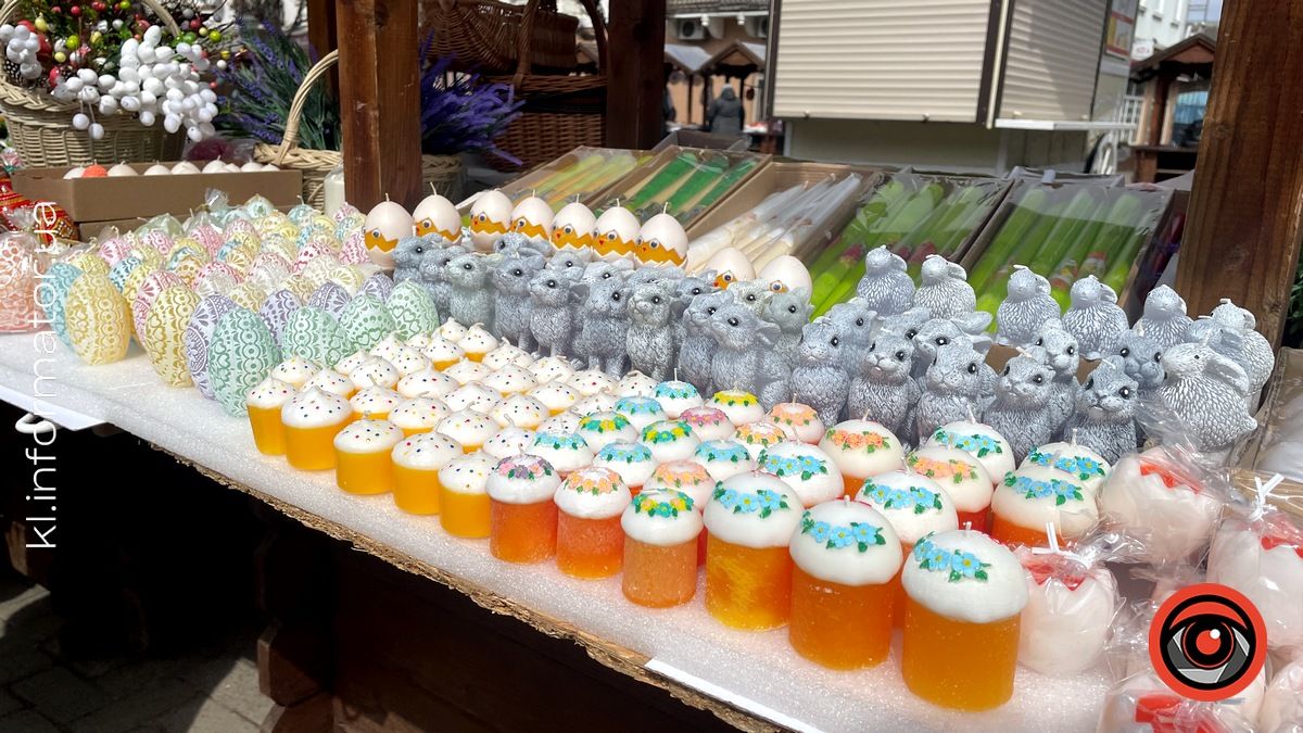 Сила-силенна пасхального краму: у центрі Коломиї розгорнули Великодній ярмарок 8