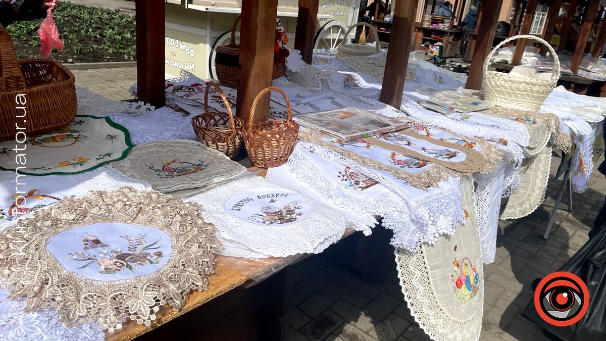 Сила-силенна пасхального краму: у центрі Коломиї розгорнули Великодній ярмарок 7