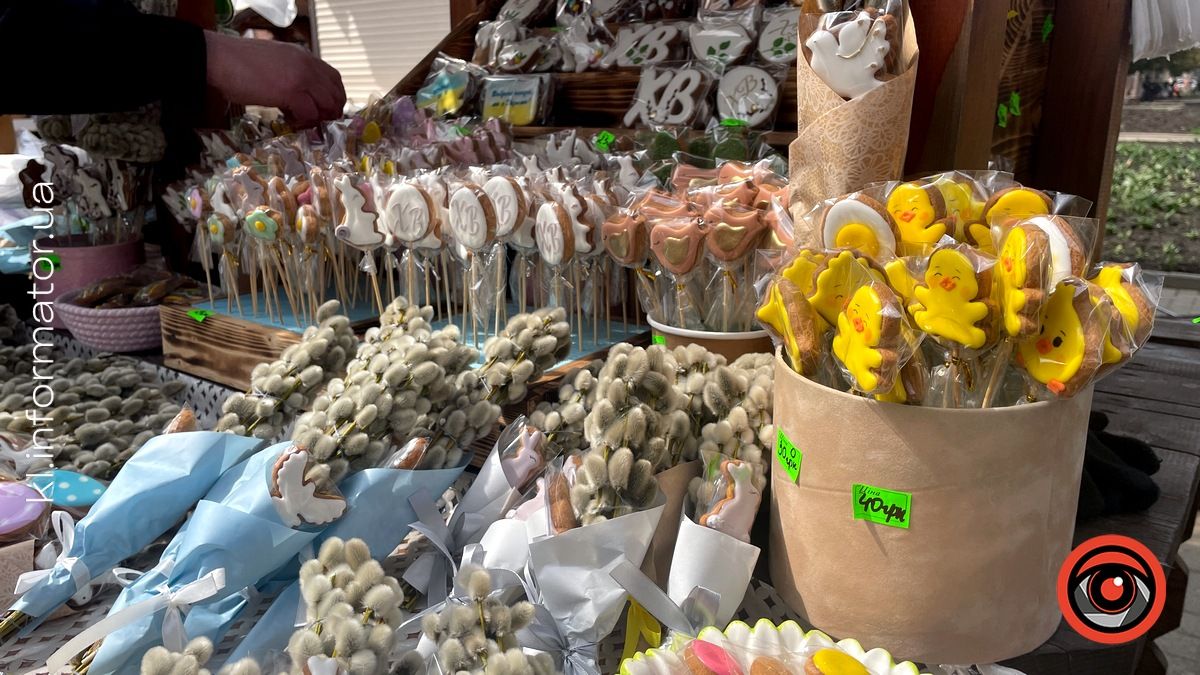 Сила-силенна пасхального краму: у центрі Коломиї розгорнули Великодній ярмарок 6