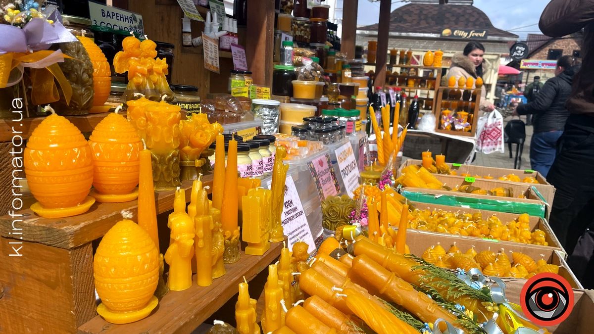 Сила-силенна пасхального краму: у центрі Коломиї розгорнули Великодній ярмарок 16