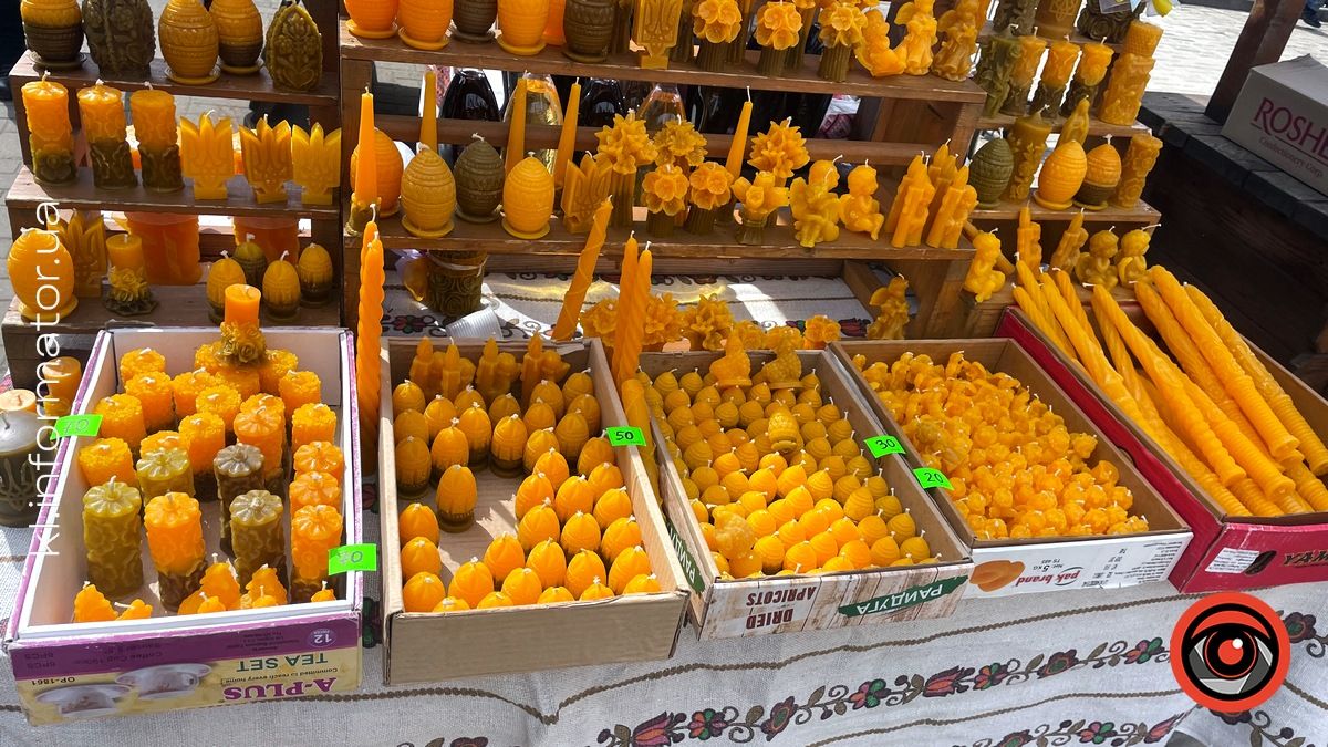 Сила-силенна пасхального краму: у центрі Коломиї розгорнули Великодній ярмарок 15