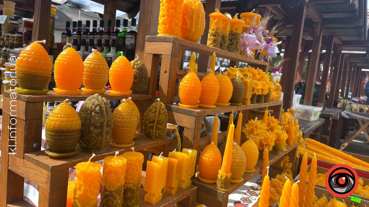 Сила-силенна пасхального краму: у центрі Коломиї розгорнули Великодній ярмарок 3