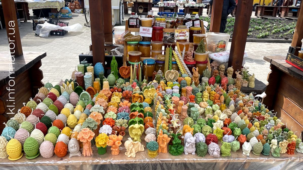 Сила-силенна пасхального краму: у центрі Коломиї розгорнули Великодній ярмарок 5