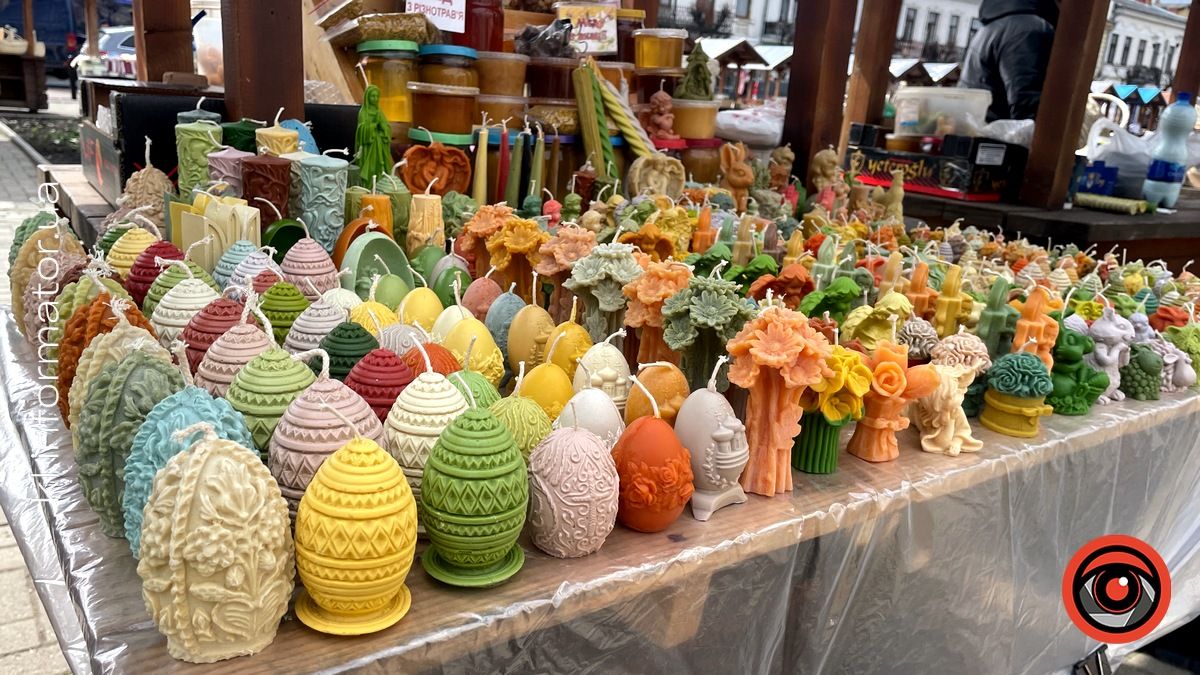 Сила-силенна пасхального краму: у центрі Коломиї розгорнули Великодній ярмарок 2