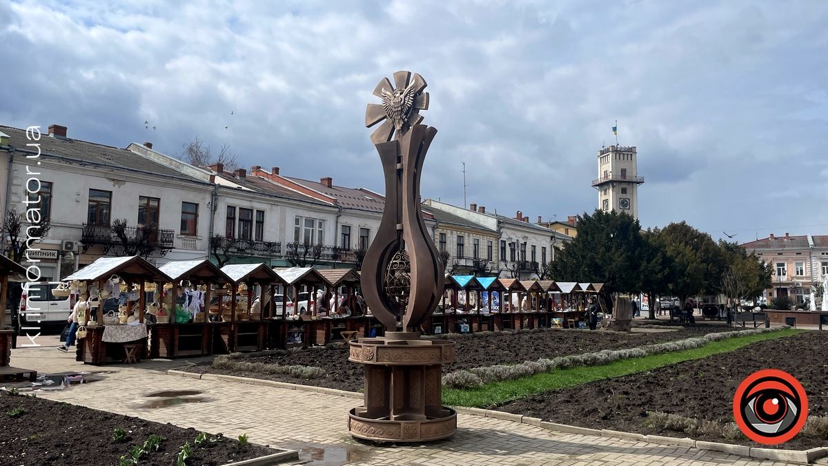 Сила-силенна пасхального краму: у центрі Коломиї розгорнули Великодній ярмарок 17
