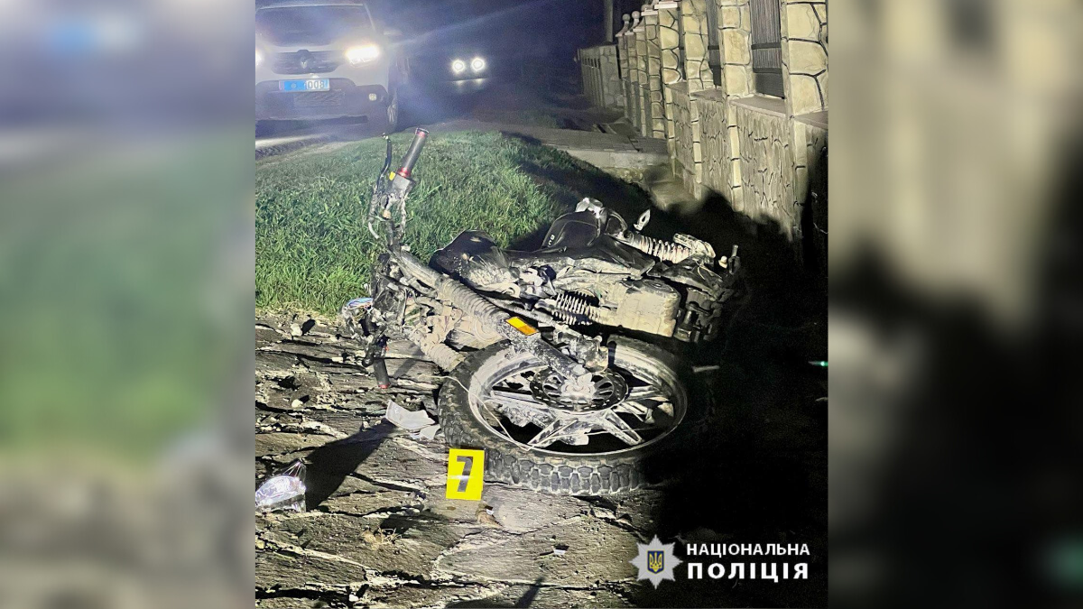 ДТП з травмованими: неповнолітній водій мотоцикла в'їхав у металеву огорожу