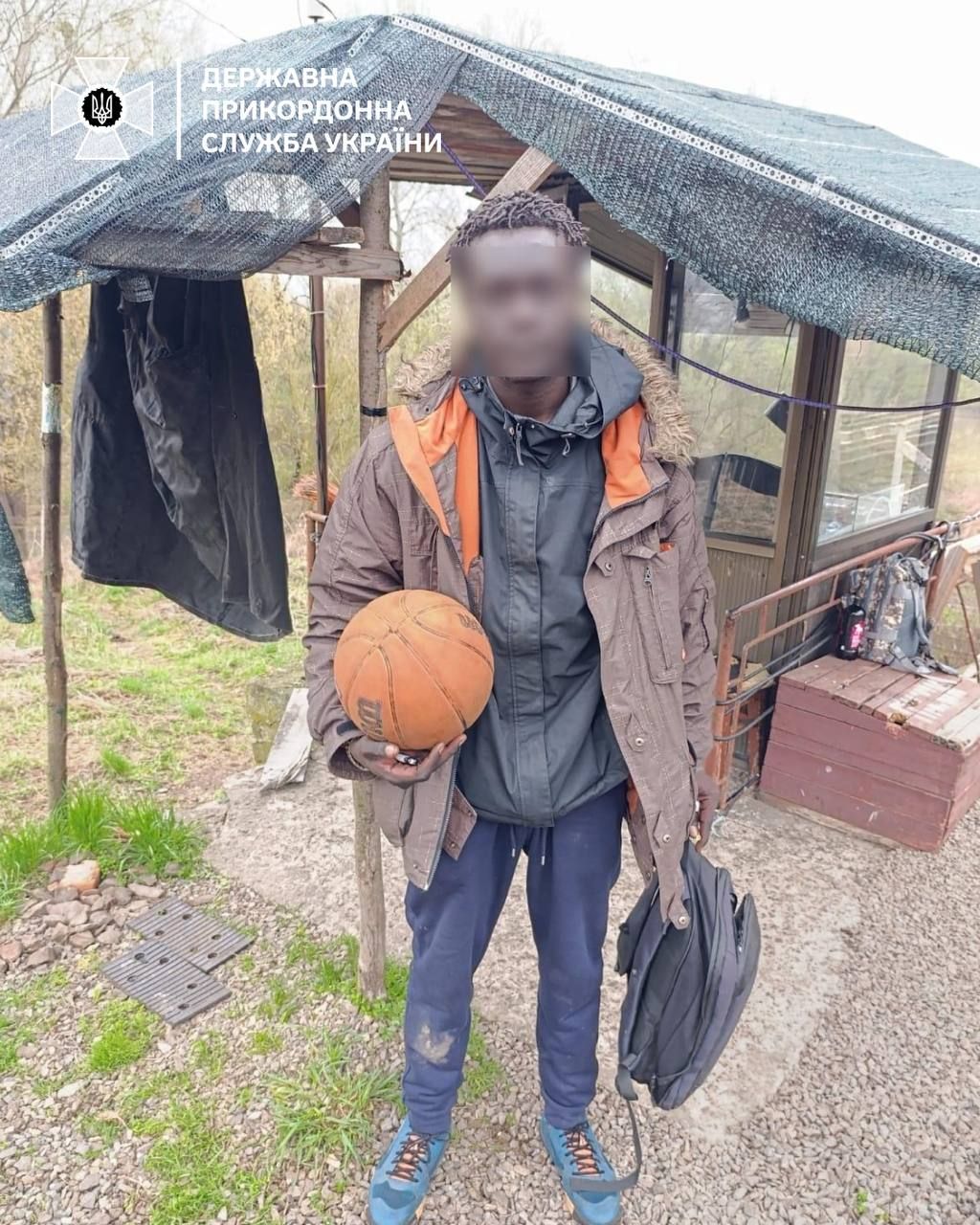 На краденому велосипеді з баскетбольним м'ячем: прикордонники затримали іноземця, який намагався потрапити до України 1