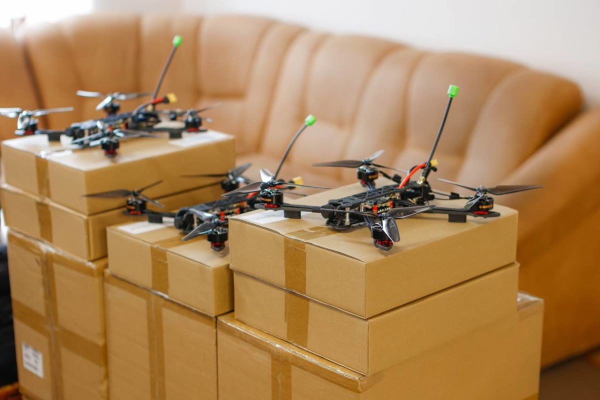 Для коломийської "десятки" передали квадрокоптери та комплекти виносної антени 1