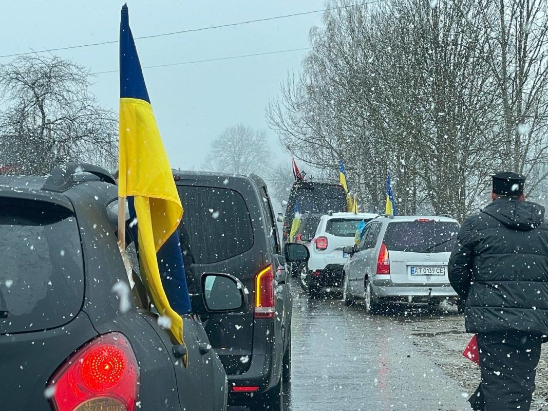 Косівщина "на щиті" зустріла полеглого Героя Дмитра Варцаб'юка 2