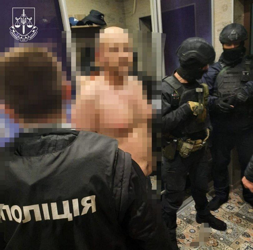 Нарколабораторію в гаражі та на березі річки влаштували троє прикарпатців 1