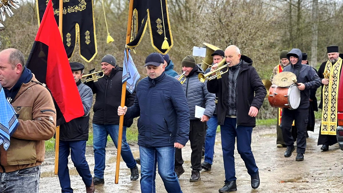 На Отинійщині провели в останню путь воїна Василя Заяця 3