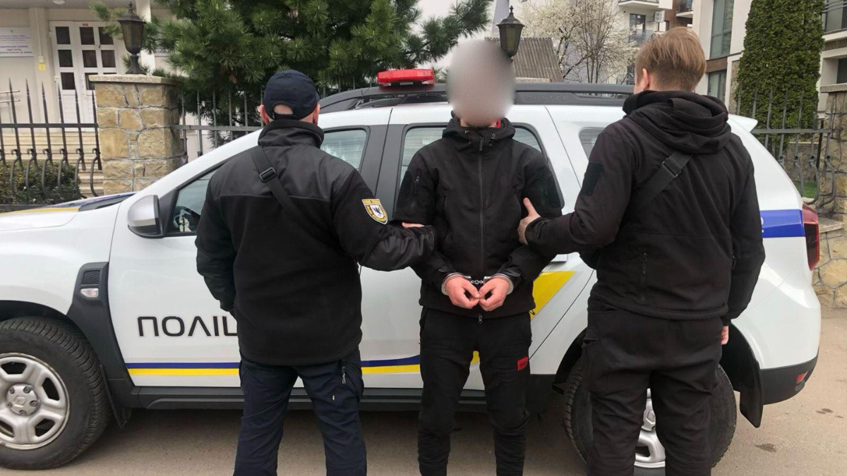 Правоохоронці затримали молодика, який збував наркотики на Надвірнянщині