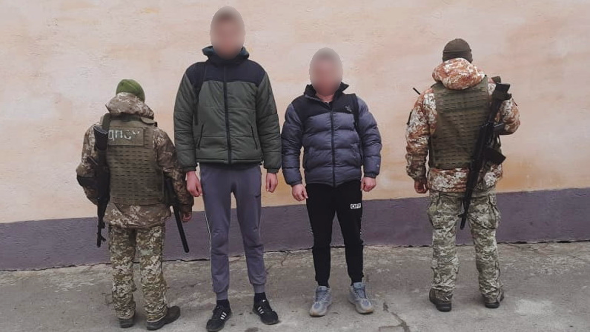 Хотіли застрибнути у потяг на ходу: на кордоні затримали двох чоловіків