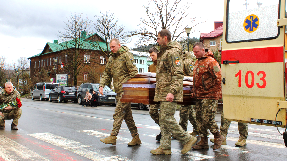 У Верховині зустріли скорботний кортеж з тілом воїна Василя Лук’янюка 2