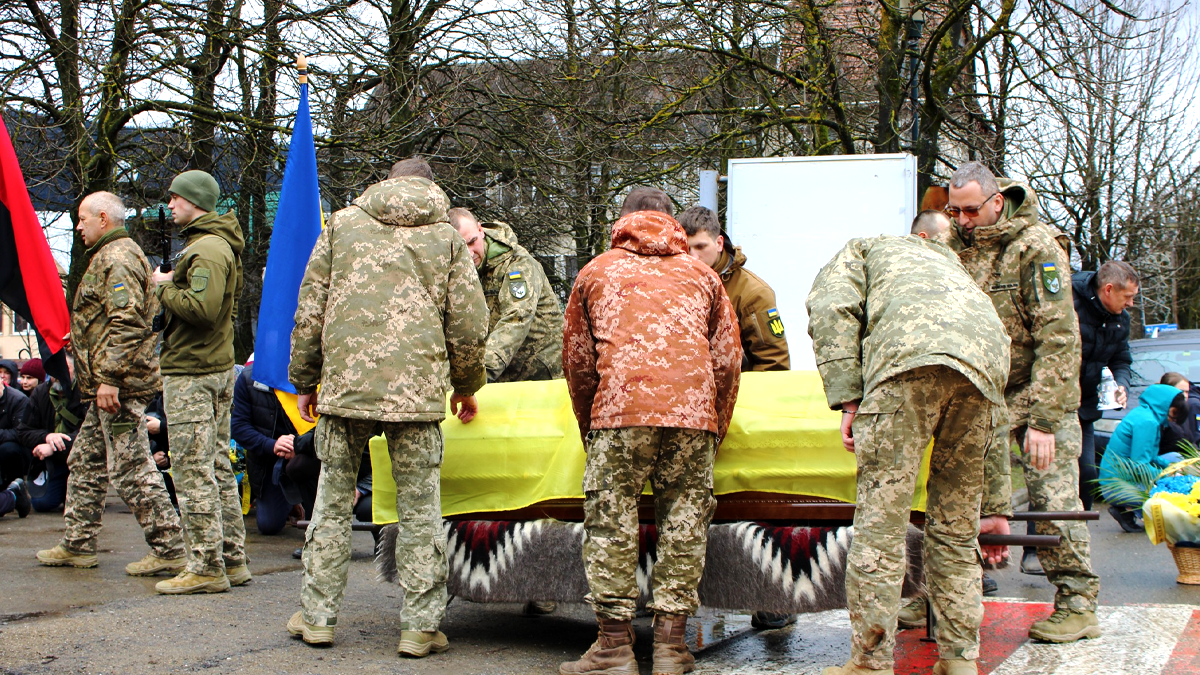 У Верховині зустріли скорботний кортеж з тілом воїна Василя Лук’янюка 3