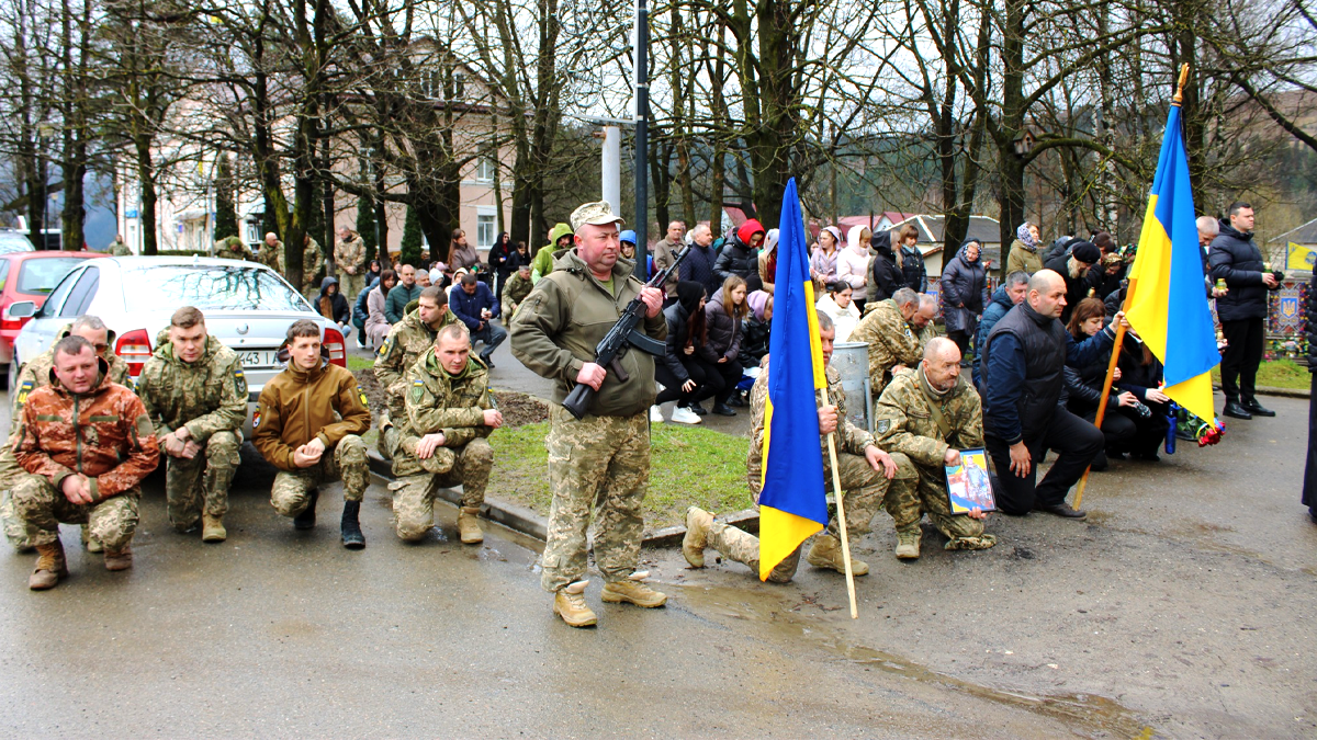 У Верховині зустріли скорботний кортеж з тілом воїна Василя Лук’янюка 1