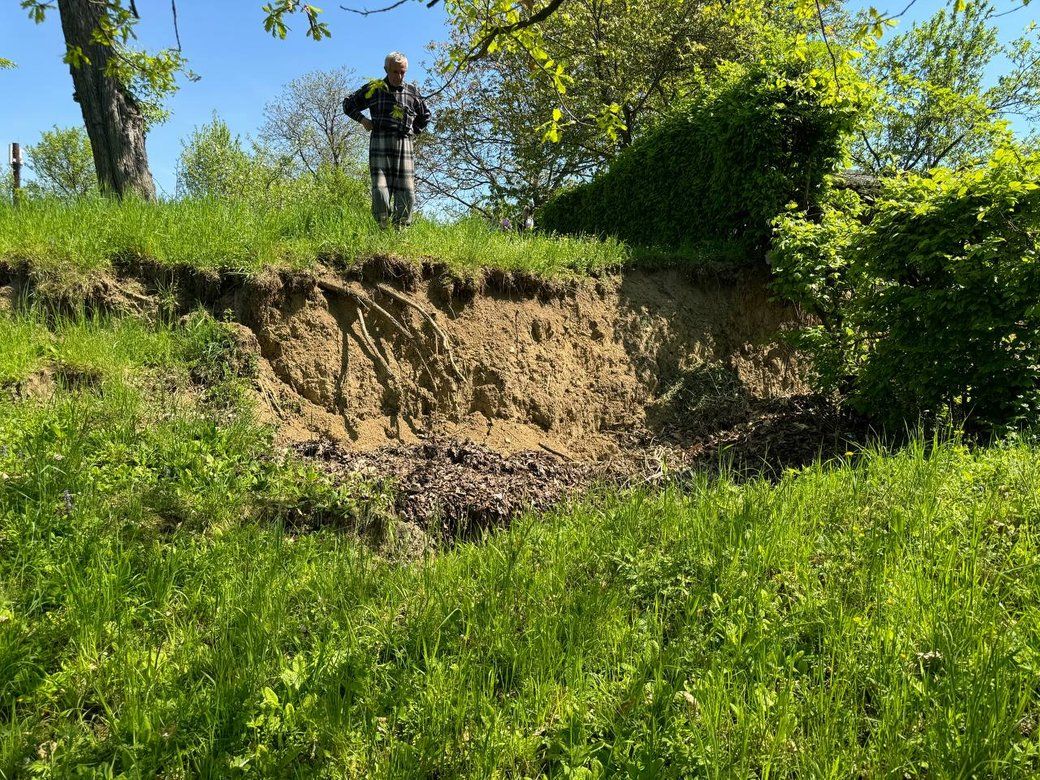 Небезпечні зсуви ґрунту в Косові: декілька будинків можуть обвалитися у річку 4