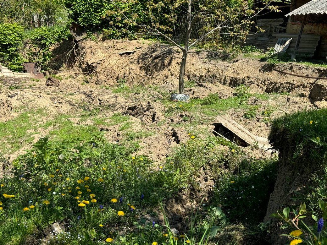 Небезпечні зсуви ґрунту в Косові: декілька будинків можуть обвалитися у річку 3