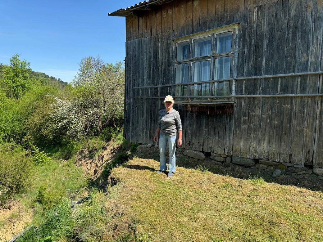 Небезпечні зсуви ґрунту в Косові: декілька будинків можуть обвалитися у річку 1