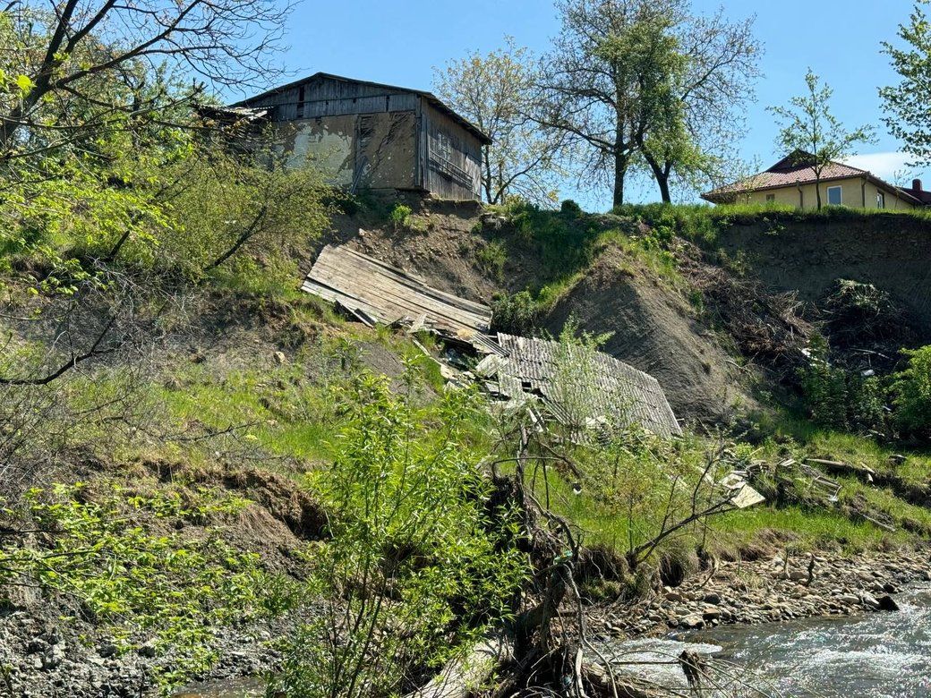 Небезпечні зсуви ґрунту в Косові: декілька будинків можуть обвалитися у річку 1
