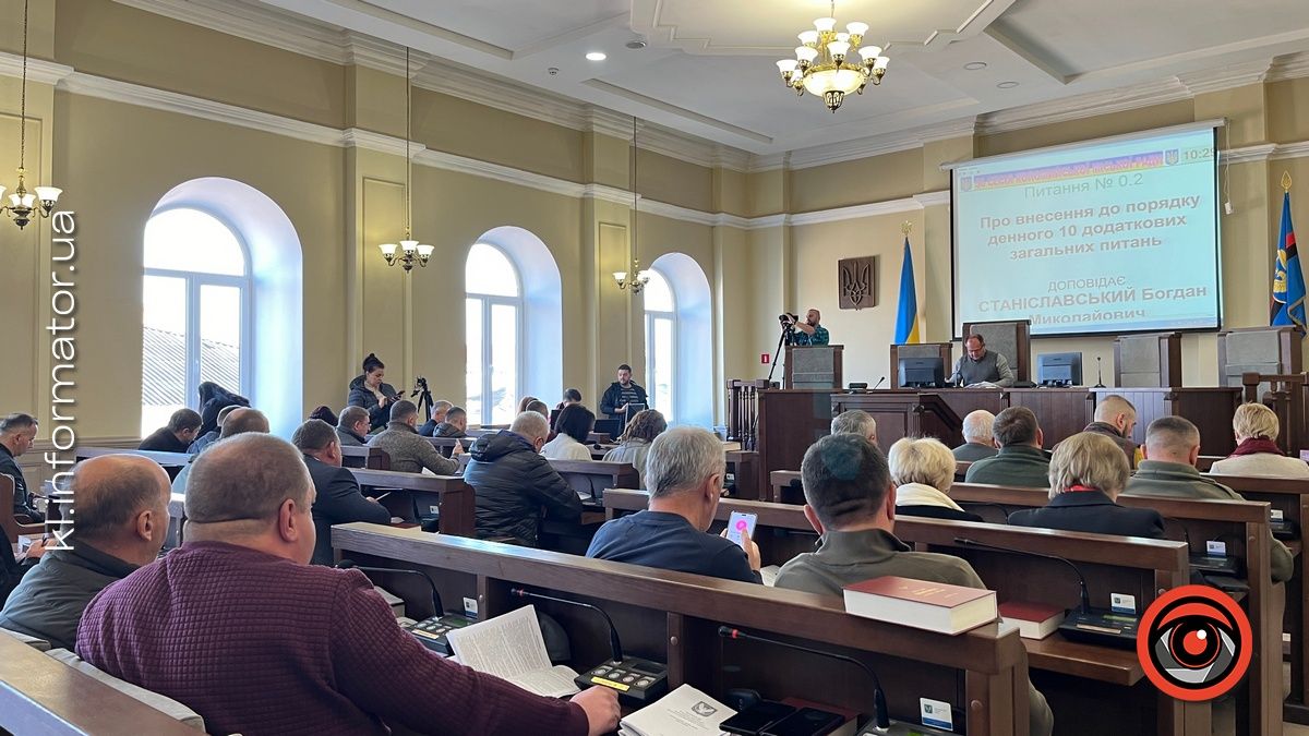 Депутатська номофобія: як міській обранці сидять у смартфонах під час сесії | ФОТОРЕПОРТАЖ 18