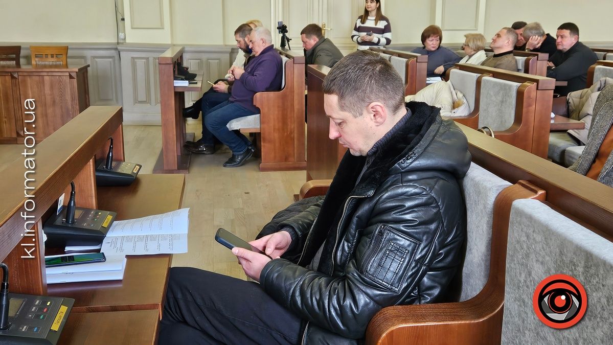 Депутатська номофобія: як міській обранці сидять у смартфонах під час сесії | ФОТОРЕПОРТАЖ 17