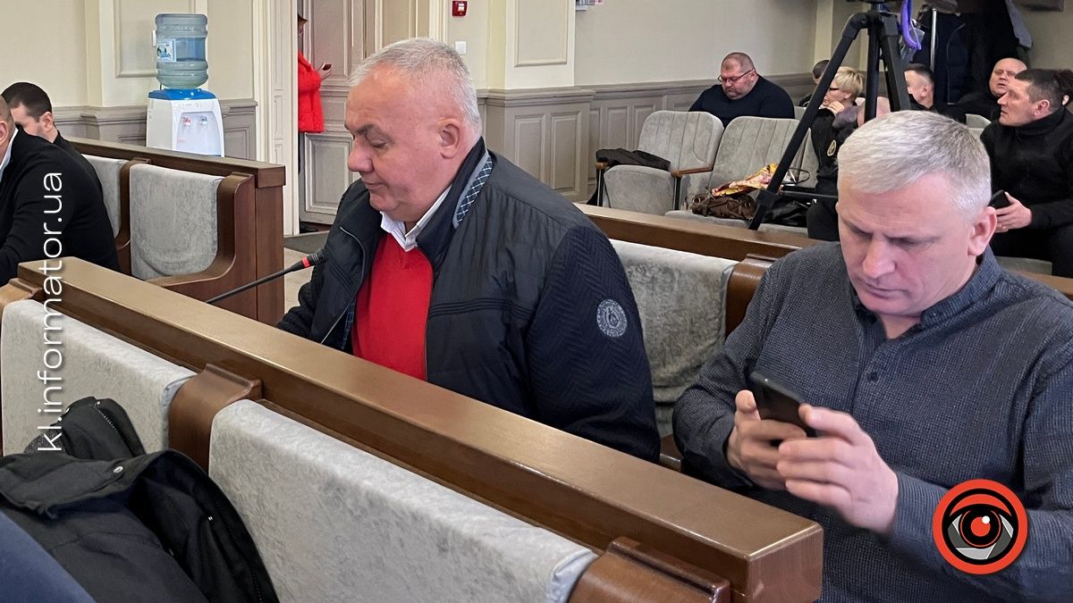 Депутатська номофобія: як міській обранці сидять у смартфонах під час сесії | ФОТОРЕПОРТАЖ 15