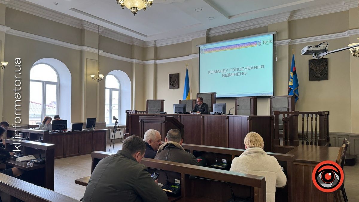 Депутатська номофобія: як міській обранці сидять у смартфонах під час сесії | ФОТОРЕПОРТАЖ 19