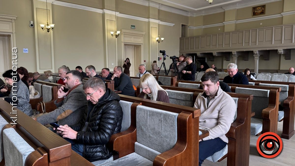 Депутатська номофобія: як міській обранці сидять у смартфонах під час сесії | ФОТОРЕПОРТАЖ 13