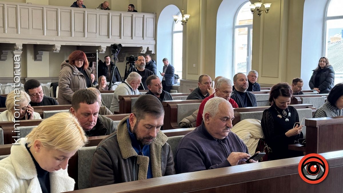 Депутатська номофобія: як міській обранці сидять у смартфонах під час сесії | ФОТОРЕПОРТАЖ 12