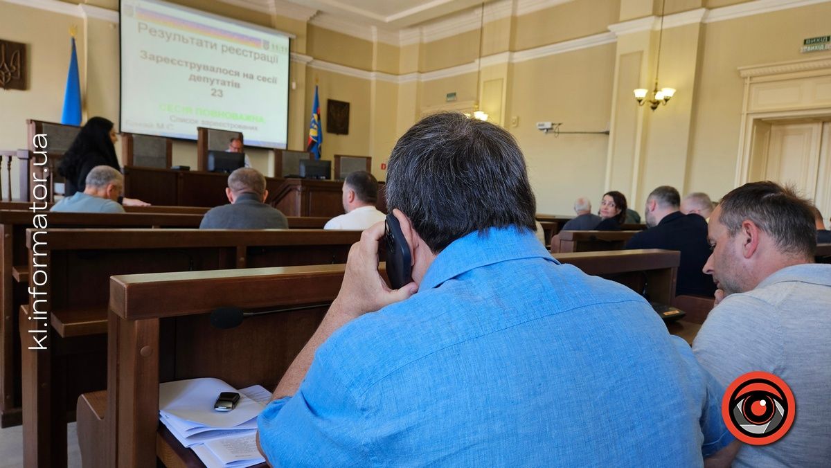 Депутатська номофобія: як міській обранці сидять у смартфонах під час сесії | ФОТОРЕПОРТАЖ 10
