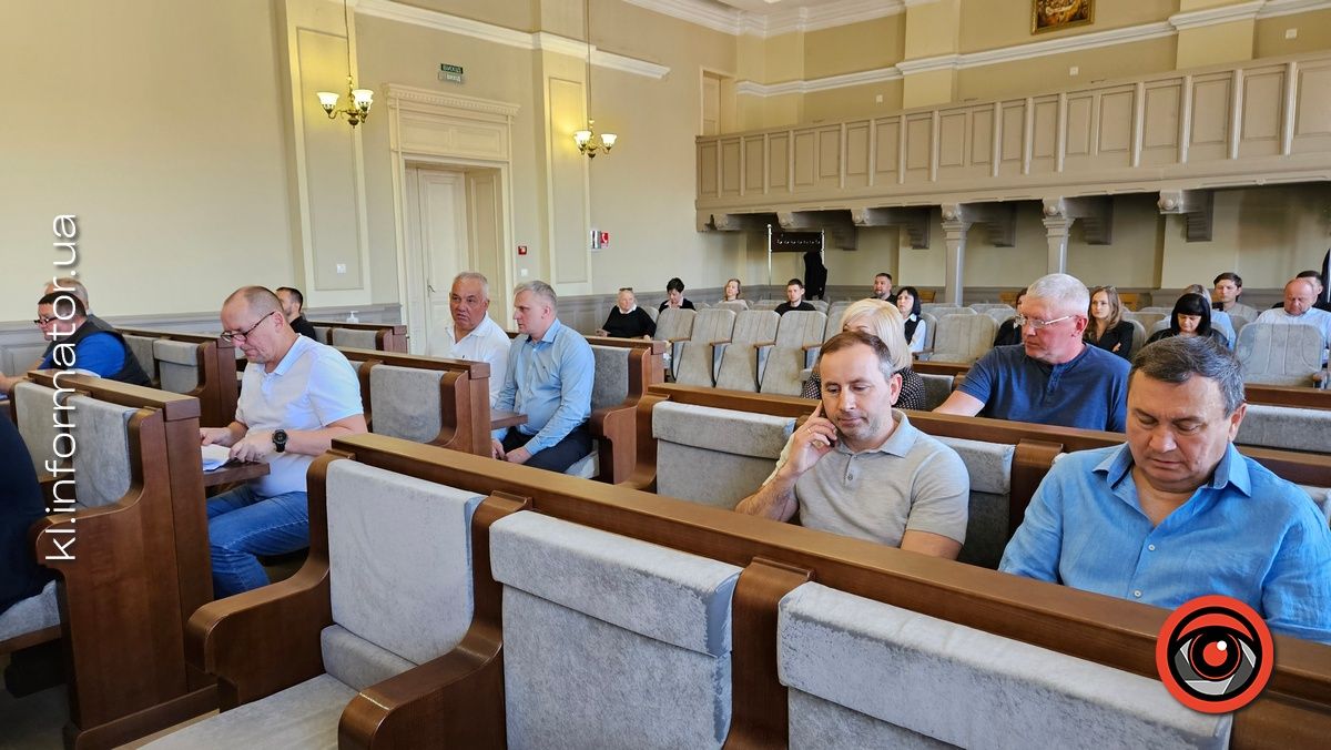 Депутатська номофобія: як міській обранці сидять у смартфонах під час сесії | ФОТОРЕПОРТАЖ 4