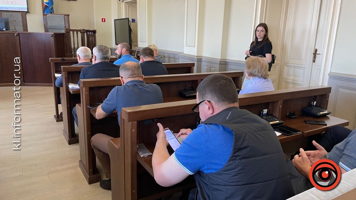 Депутатська номофобія: як міській обранці сидять у смартфонах під час сесії | ФОТОРЕПОРТАЖ 11
