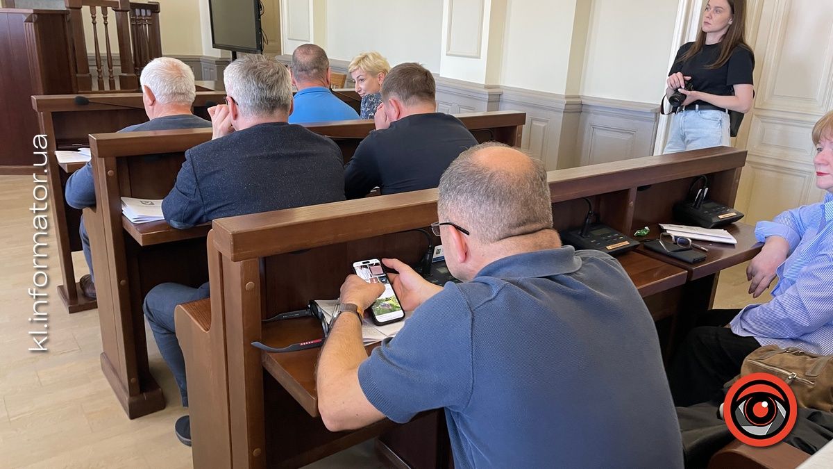 Депутатська номофобія: як міській обранці сидять у смартфонах під час сесії | ФОТОРЕПОРТАЖ 8