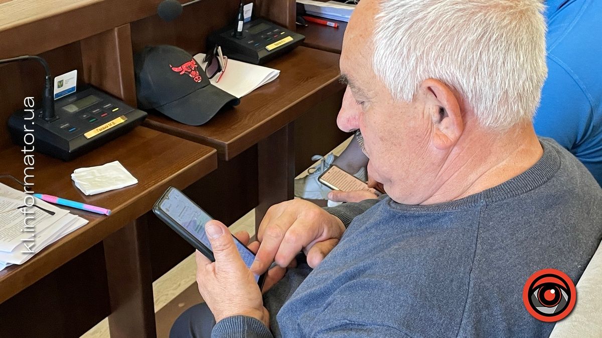 Депутатська номофобія: як міській обранці сидять у смартфонах під час сесії | ФОТОРЕПОРТАЖ 7