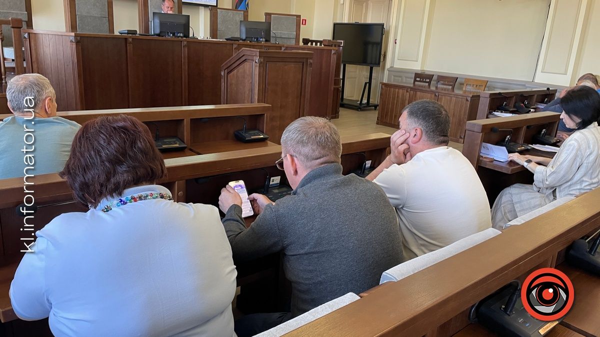 Депутатська номофобія: як міській обранці сидять у смартфонах під час сесії | ФОТОРЕПОРТАЖ 3