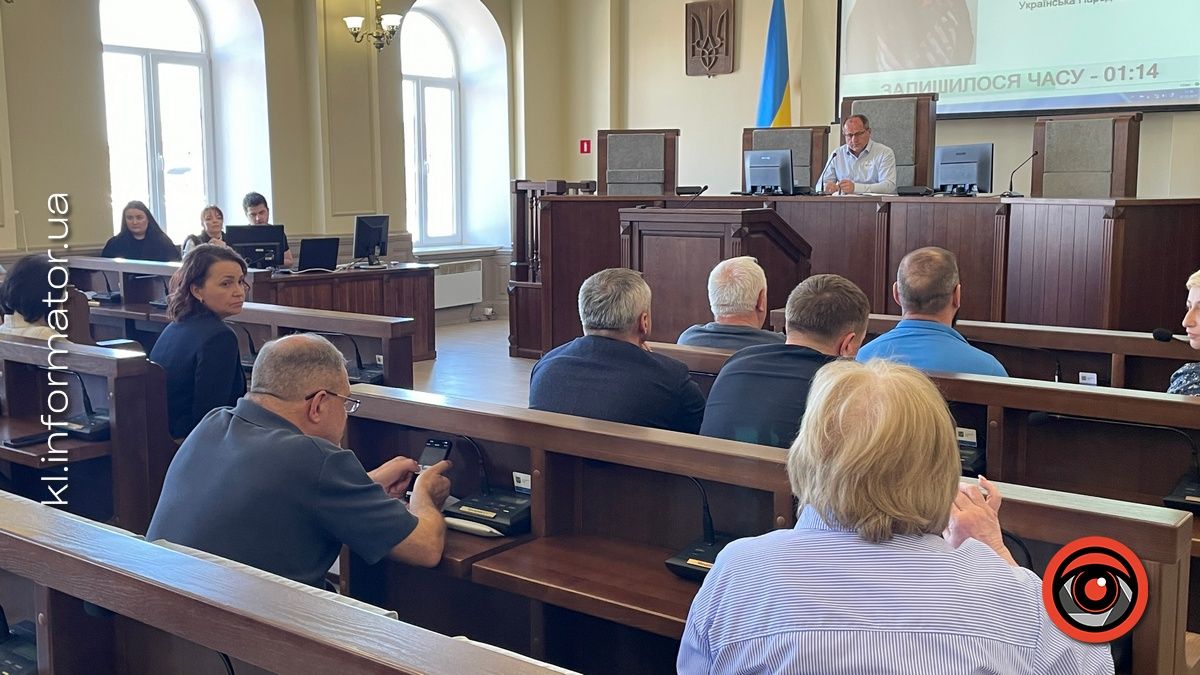 Депутатська номофобія: як міській обранці сидять у смартфонах під час сесії | ФОТОРЕПОРТАЖ 2