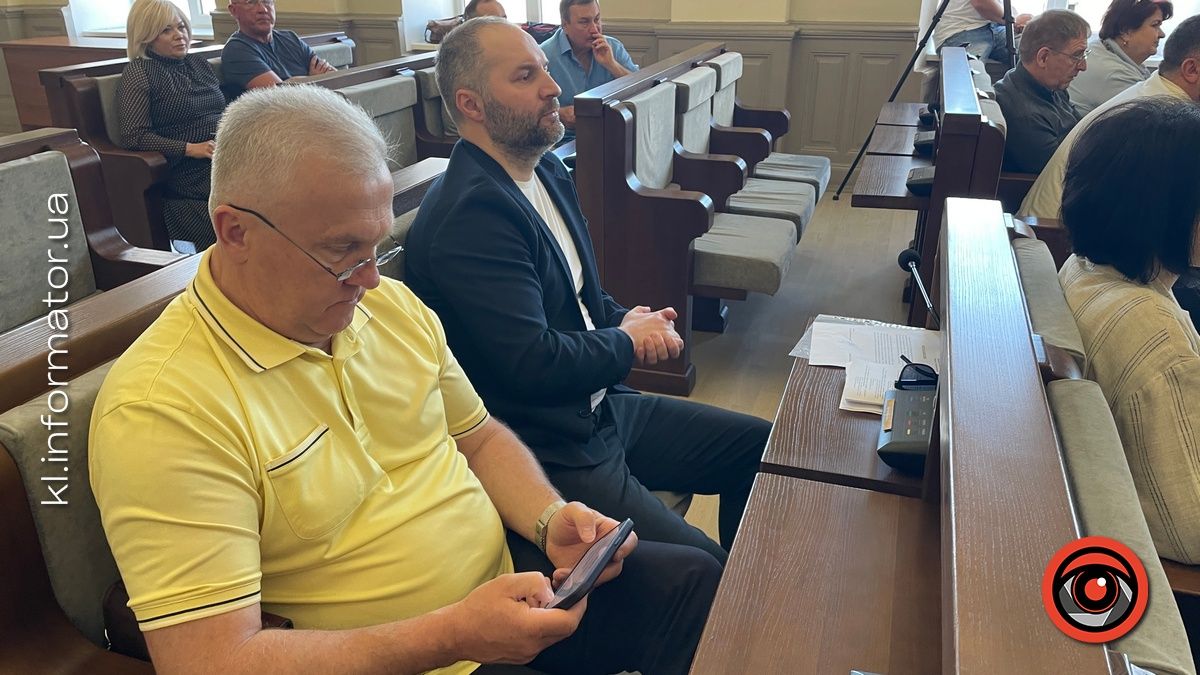 Депутатська номофобія: як міській обранці сидять у смартфонах під час сесії | ФОТОРЕПОРТАЖ 1