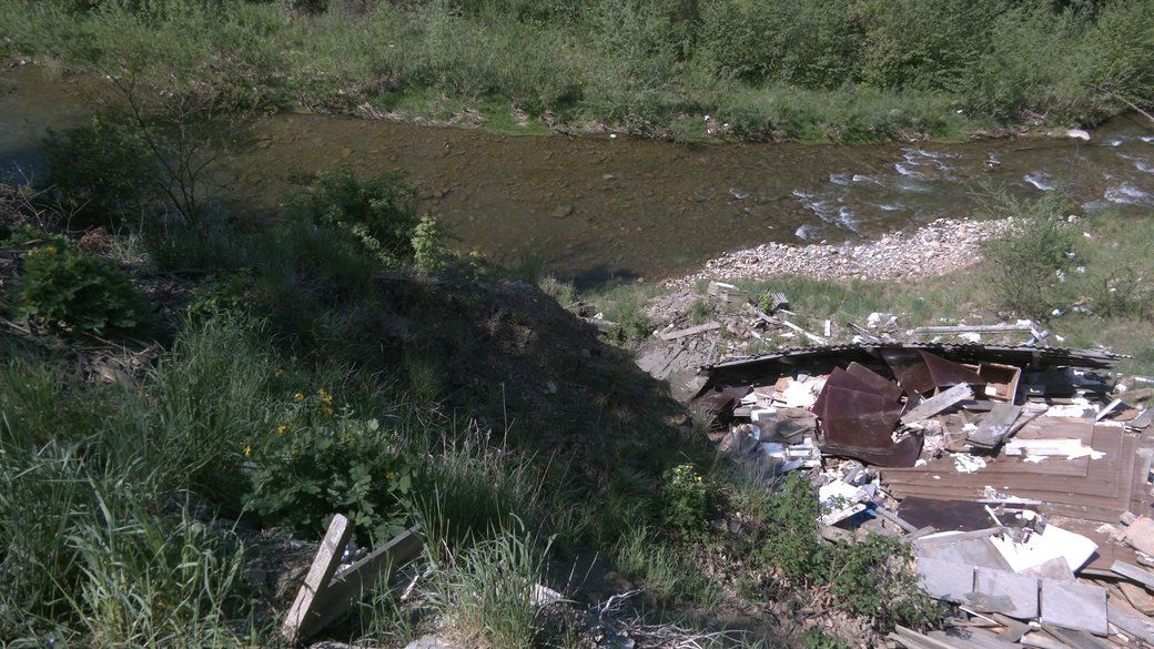 Небезпечні зсуви ґрунту в Косові: декілька будинків можуть обвалитися у річку 5