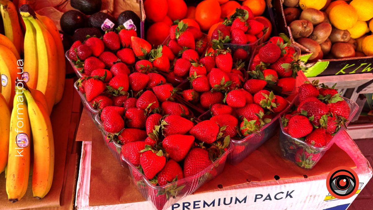Закарпатська, чернівецька чи імпортна: скільки коштує полуниця на ринку в Коломиї