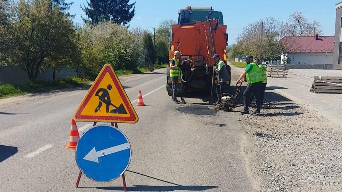 На Коломийщині працюють дорожники: де та що роблять 3