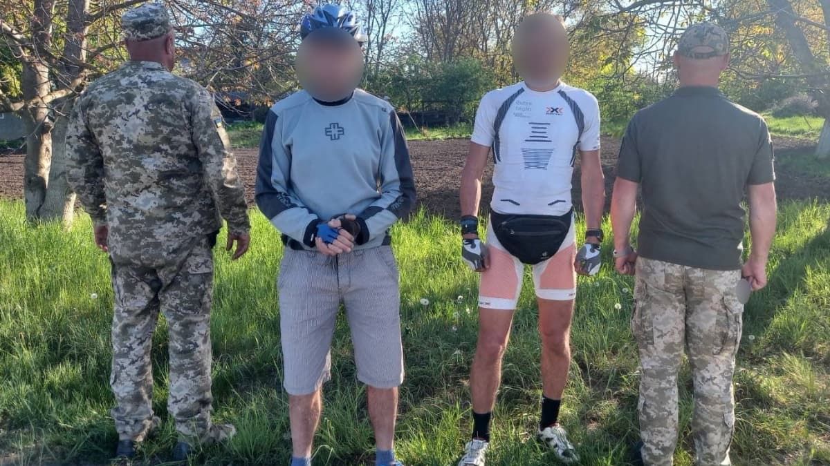Незаконний велопробіг: прикордонники затримали двох чоловіків, які на велосипедах прямували в Молдову