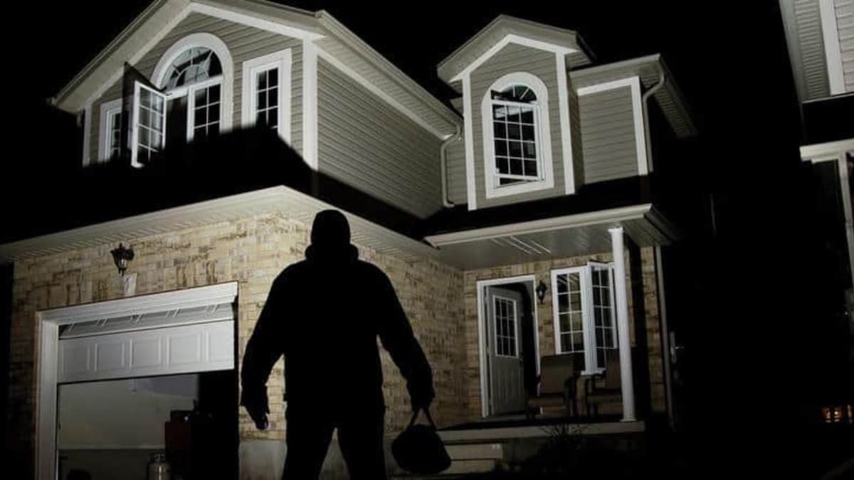 На Коломийщині злодій проник у будинок пенсіонерки та викрав особисті речі й гроші