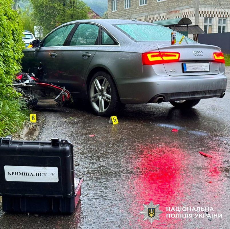 ДТП на Косівщині: мотоцикліст врізався в Audi 2