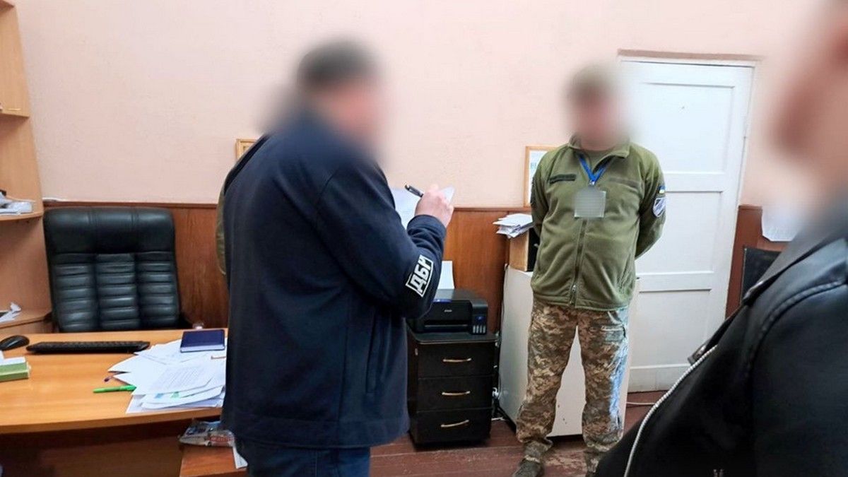 На Прикарпатті затримали командира, який дозволив солдату 1,5 роки не з'являтися на службу та ще й отримувати гроші