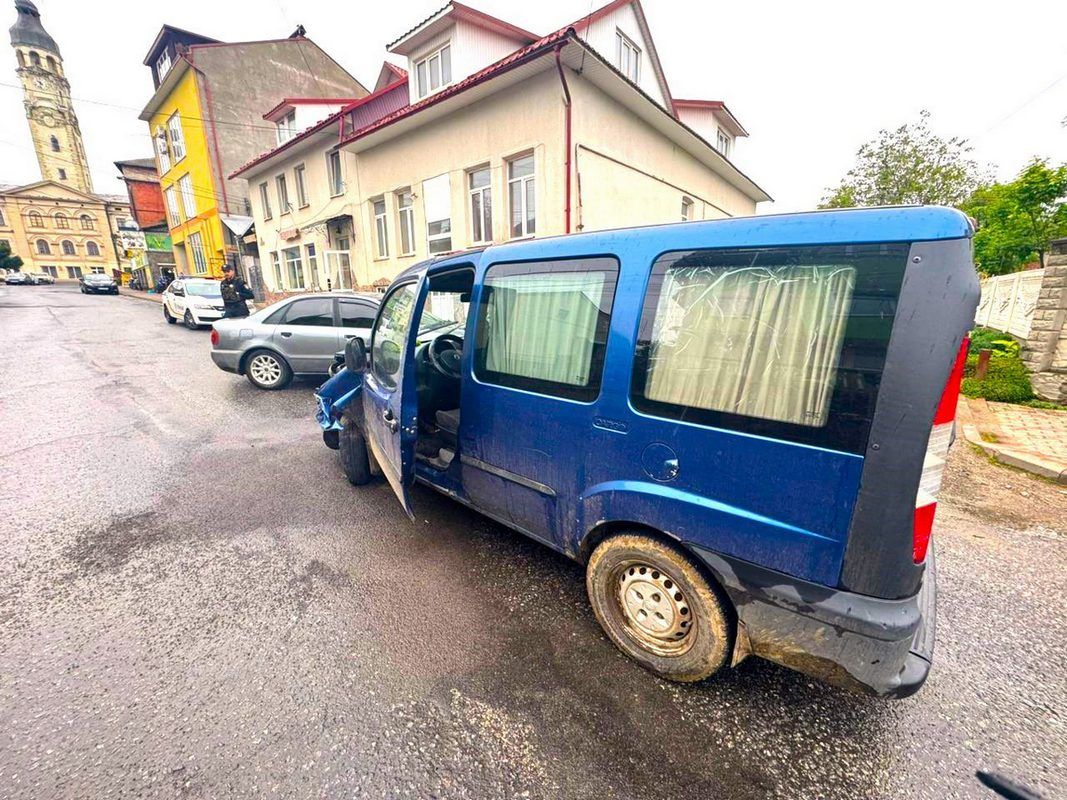У Снятині юнак викрав авто та врізався на ньому в бетонну огорожу 1