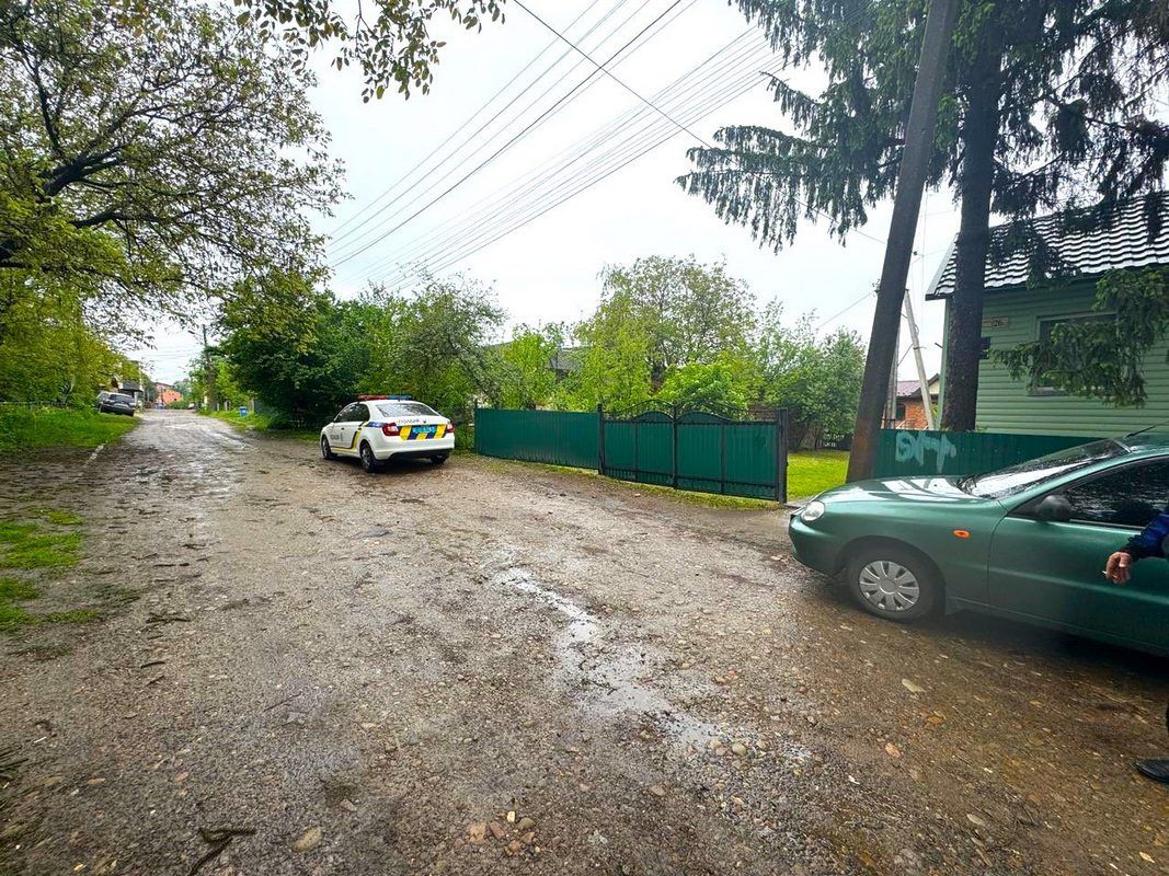 У Снятині юнак викрав авто та врізався на ньому в бетонну огорожу 2