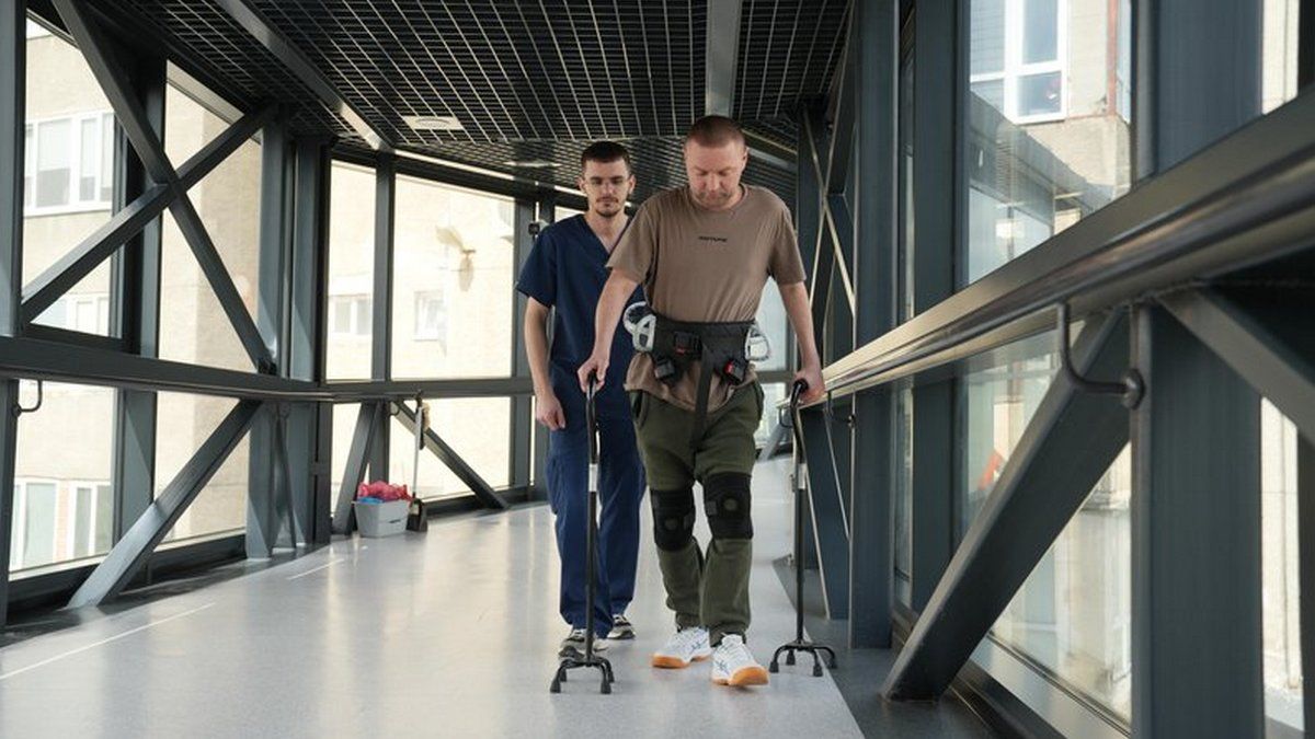 Випав з вікна і отримав важку травму: лікарі допомогли коломиянину знову стати на ноги 1