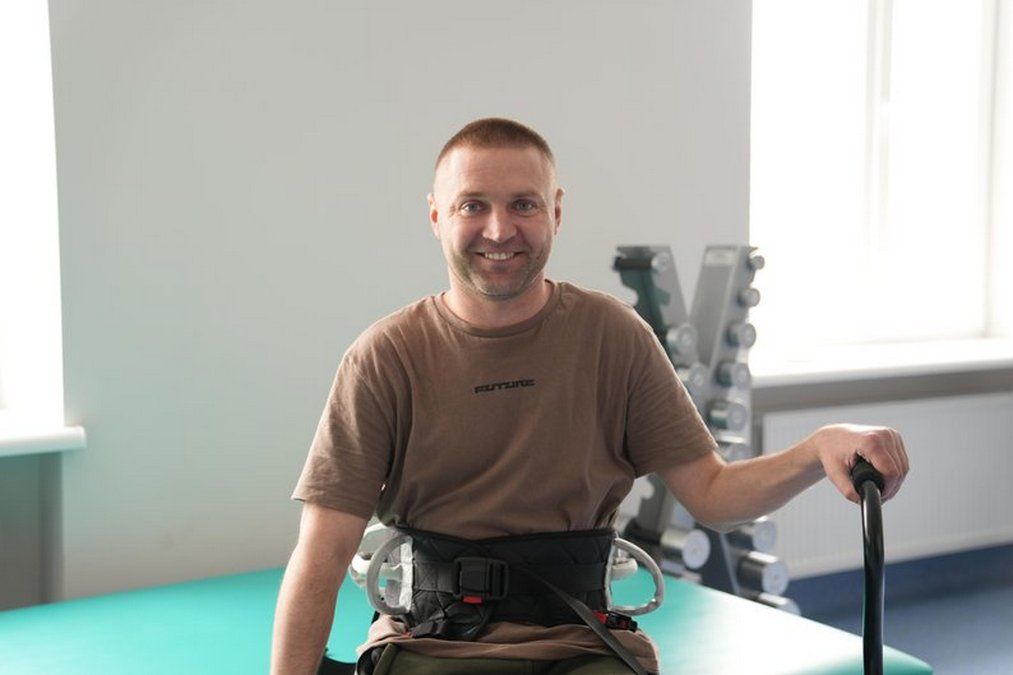 Випав з вікна і отримав важку травму: лікарі допомогли коломиянину знову стати на ноги 2