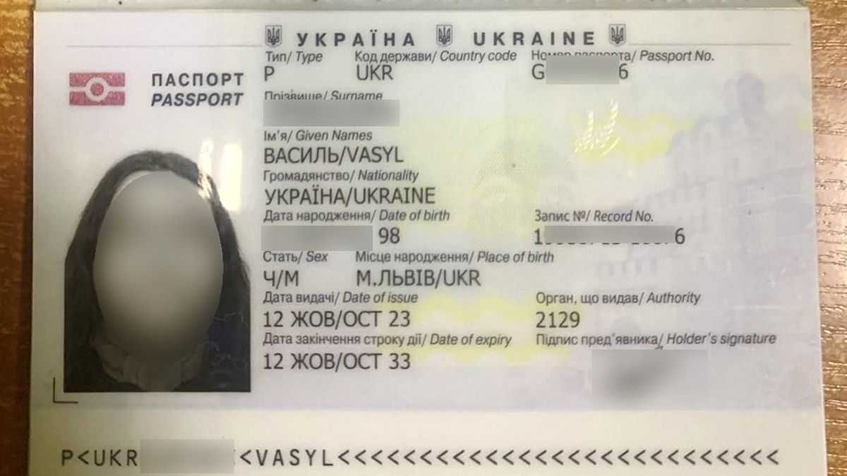 26 річний чоловік прикинувся жінкою, аби потрапити в Молдову, та прикордонники помітили в нього щетину 2